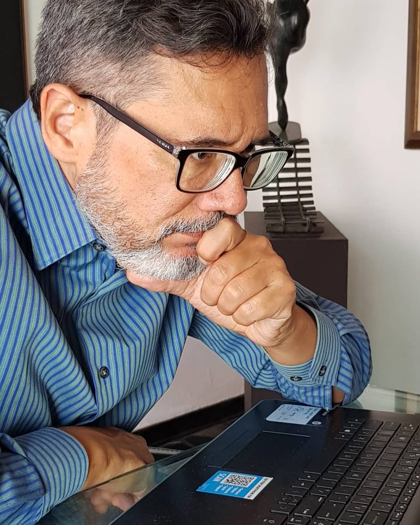 Martin Hahn frente a su computador